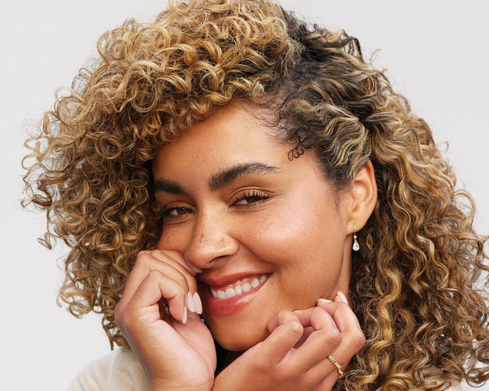 <em>Smooth, Textured, Frizz-Prone Hair</em>
