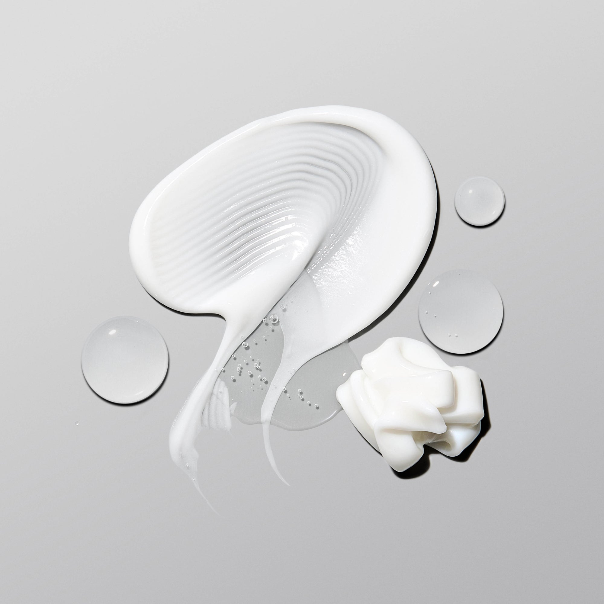 <strong>COMPLETE YOUR </strong><em><strong>ANTI-FRIZZ ROUTINE</strong></em>