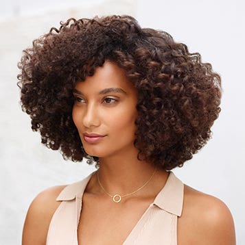 Model with natural, defined curls